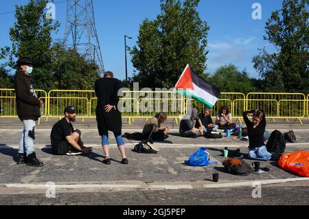 Gli attivisti dormono di notte fuori dalla strada di avvicinamento, l'East Gate per bloccare l'ingresso al trattore militare Excel London Arms Fair il 2021-09-09 , Londra, Regno Unito. Foto Stock