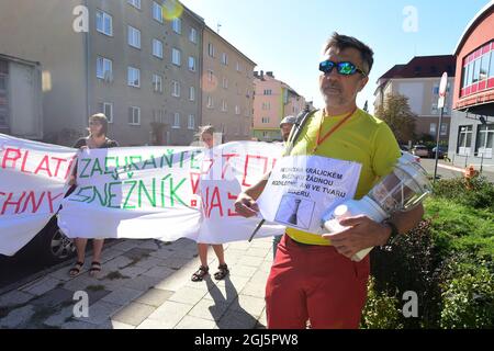 Olomouc, Repubblica Ceca. 9 settembre 2021. I rappresentanti delle organizzazioni ambientaliste protestano il 9 settembre 2021 a Olomouc, Repubblica Ceca, di fronte ad un edificio dove si svolge la prima riunione del gruppo di lavoro polacco-ceco sul rinnovo della torre di osservazione sul lato polacco del monte Kralicky Sneznik. Il Ministero ceco dell'ambiente ha recentemente chiesto alla Commissione europea (CE) di controllare la costruzione della torre. Credit: Ludek Perina/CTK Photo/Alamy Live News Foto Stock