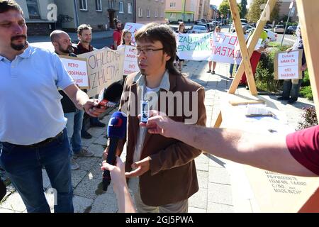 Olomouc, Repubblica Ceca. 9 settembre 2021. I rappresentanti delle organizzazioni ambientaliste protestano il 9 settembre 2021 a Olomouc, Repubblica Ceca, di fronte ad un edificio dove si svolge la prima riunione del gruppo di lavoro polacco-ceco sul rinnovo della torre di osservazione sul lato polacco del monte Kralicky Sneznik. Nella foto si vede Ondrej Bacik, presidente della Società degli amici dei Monti Jeseniky. Il Ministero ceco dell'ambiente ha recentemente chiesto alla Commissione europea (CE) di controllare la costruzione della torre. Credit: Ludek Perina/CTK Photo/Alamy Live News Foto Stock