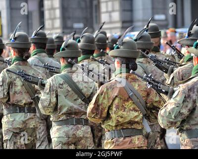 TORINO, ITALIA - 09 maggio 2011: Le forze militari alpine italiane durante la sfilata. Torino, Italia. Vista posteriore. Foto Stock