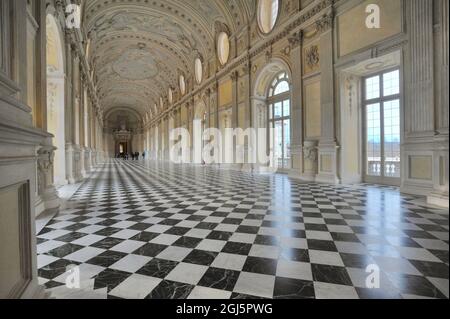 TORINO, ITALIA - 17 marzo 2011: Palazzo di Venaria, vista prospettica interna della Grande Galleria. Torino, Italia. Foto Stock