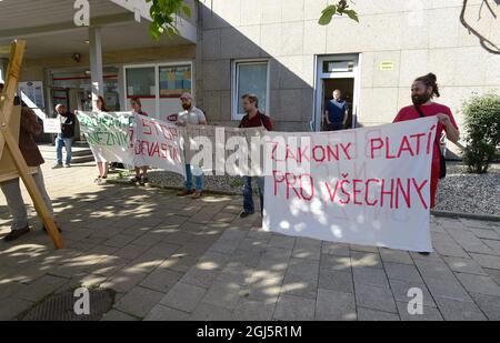 Olomouc, Repubblica Ceca. 9 settembre 2021. I rappresentanti delle organizzazioni ambientaliste protestano il 9 settembre 2021 a Olomouc, Repubblica Ceca, di fronte ad un edificio dove si svolge la prima riunione del gruppo di lavoro polacco-ceco sul rinnovo della torre di osservazione sul lato polacco del monte Kralicky Sneznik. Il Ministero ceco dell'ambiente ha recentemente chiesto alla Commissione europea (CE) di controllare la costruzione della torre. Credit: Ludek Perina/CTK Photo/Alamy Live News Foto Stock