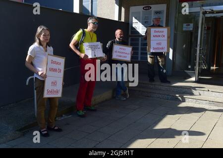 Olomouc, Repubblica Ceca. 9 settembre 2021. I rappresentanti delle organizzazioni ambientaliste protestano il 9 settembre 2021 a Olomouc, Repubblica Ceca, di fronte ad un edificio dove si svolge la prima riunione del gruppo di lavoro polacco-ceco sul rinnovo della torre di osservazione sul lato polacco del monte Kralicky Sneznik. Il Ministero ceco dell'ambiente ha recentemente chiesto alla Commissione europea (CE) di controllare la costruzione della torre. Credit: Ludek Perina/CTK Photo/Alamy Live News Foto Stock