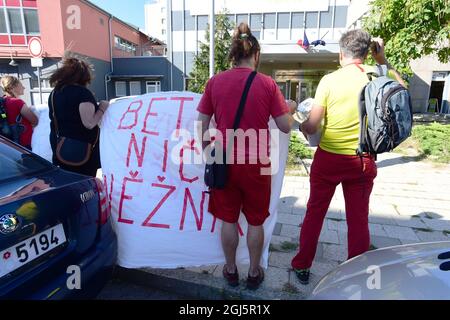 Olomouc, Repubblica Ceca. 9 settembre 2021. I rappresentanti delle organizzazioni ambientaliste protestano il 9 settembre 2021 a Olomouc, Repubblica Ceca, di fronte ad un edificio dove si svolge la prima riunione del gruppo di lavoro polacco-ceco sul rinnovo della torre di osservazione sul lato polacco del monte Kralicky Sneznik. Il Ministero ceco dell'ambiente ha recentemente chiesto alla Commissione europea (CE) di controllare la costruzione della torre. Credit: Ludek Perina/CTK Photo/Alamy Live News Foto Stock