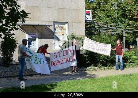 Olomouc, Repubblica Ceca. 9 settembre 2021. I rappresentanti delle organizzazioni ambientaliste protestano il 9 settembre 2021 a Olomouc, Repubblica Ceca, di fronte ad un edificio dove si svolge la prima riunione del gruppo di lavoro polacco-ceco sul rinnovo della torre di osservazione sul lato polacco del monte Kralicky Sneznik. Il Ministero ceco dell'ambiente ha recentemente chiesto alla Commissione europea (CE) di controllare la costruzione della torre. Credit: Ludek Perina/CTK Photo/Alamy Live News Foto Stock