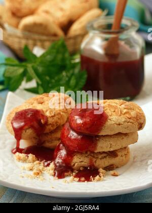 Biscotti alle mandorle con marmellata di fragole. Foto Stock