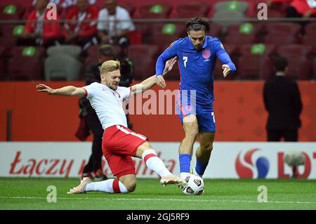 Jack Grealish in Inghilterra e Kamil Jozwiak in Polonia (a sinistra) lottano per la palla durante la partita di qualificazione della Coppa del mondo FIFA 2022 al PGE Narodowy Stadium di Varsavia. Data foto: Mercoledì 8 settembre 2021. Foto Stock