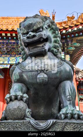 Asia, Cina, Pechino, Statua al Tempio presso il Palazzo d'Estate dell'Imperatrice Cixi Foto Stock