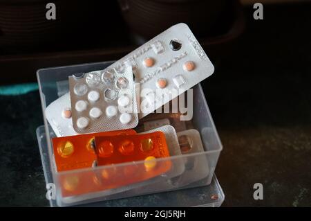 Varie pillole e farmaci in un kit medico Foto Stock