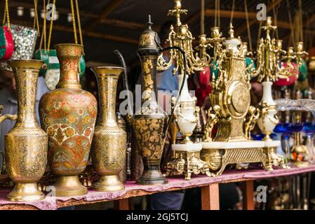 Georgia, Tbilisi. Mercato di Dry Bridge, mercato di souvenir. Foto Stock