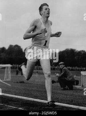 Roger Banister vince l'invito al Three Quarter Mile Event al Wimbledon Park Track London 1953 Foto Stock