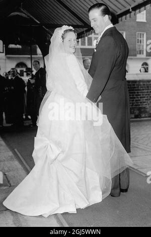 Mary Bell Worchestershire County Tennis Player e tennis Coach si sposa Geoffrey Larkin St Pauls Church Knightsbridge 1957 Foto Stock