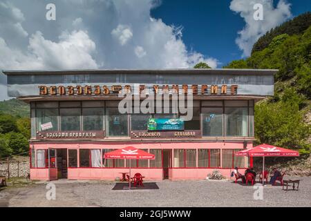 Georgia, Georgian Military Highway, Chartali. Ristorante Stolovaya in epoca sovietica. Foto Stock