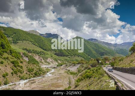 Georgia, Georgian Military Highway, Pasanauri. Vista sul fiume Aragvi. Foto Stock