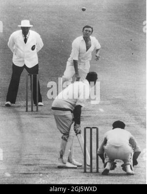 Cricketers Richie Benaud bowling 1959 Foto Stock