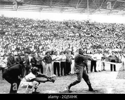 Havana , Cuba : Slugger up at bat non è altro che il Premier cubano Fidel Castro , battendo contro due caraffi , il Premier bearded ha aperto la serie Nazionale Amatoriale Baseball a l'Avana . 2 febbraio 1966 Foto Stock