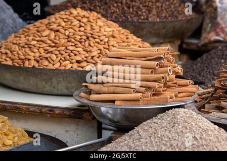 India, Delhi, vecchia Delhi. Vecchio mercato di strada di Delhi. Noci miste, spezie e bastoncini di cannella. Foto Stock