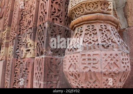 India, Delhi. Qutub Minar, circa 1193, uno dei primi esempi noti di architettura islamica. Particolare di arenaria intagliata ornata. UNESCO. Foto Stock