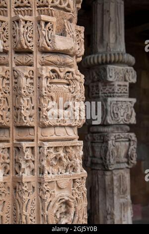 India, Delhi. Qutub Minar, circa 1193, uno dei primi esempi noti di architettura islamica. Particolare di arenaria intagliata ornata. UNESCO. Foto Stock