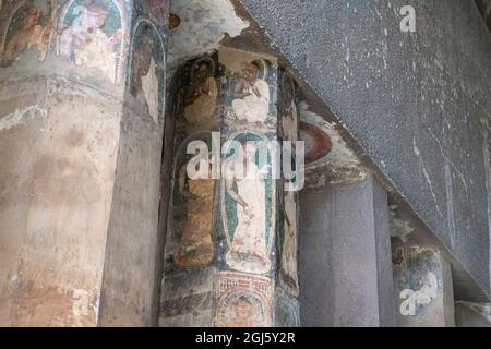 India, Maharashtra, Ajanta, Ajanta Caves. Grotta 10, la più antica Hinyana Chaitya (cattedrale) risalente al 200 a.C. Vista interna di dipinti indiani. UNESCO Foto Stock