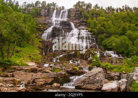 Splendida vista di Tvinnefossen in Norvegia. Attrazione turistica della cascata. Foto Stock