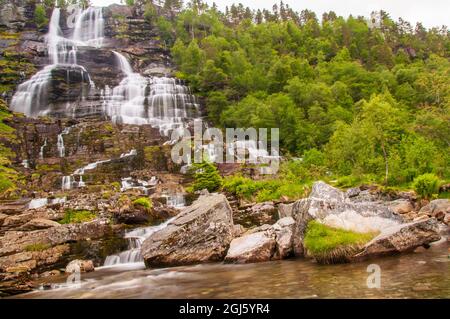 Splendida vista di Tvinnefossen in Norvegia. Attrazione turistica della cascata. Foto Stock