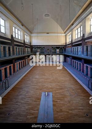 08 settembre 2021, Berlino: Vista nella sala da nuoto femminile (piccola sala da nuoto) nella Hubertusbad nel distretto di Lichtenberg presso la piscina coperta nel corso della ristrutturazione parziale. Dopo una fase di costruzione di due anni, la piscina comunale di quasi 100 anni è prevista per la riapertura ai visitatori il giorno del Monumento aperto il 12 settembre 2021. Costruito nel 1928, i bagni sono stati sottoposti per la prima volta a un'estesa bonifica dei contaminanti nel 2019/2020. Successivamente, l'ex sala da bagno per Signore è stata ristrutturata in linea con le esigenze di un edificio storico. La sala è da utilizzare Foto Stock