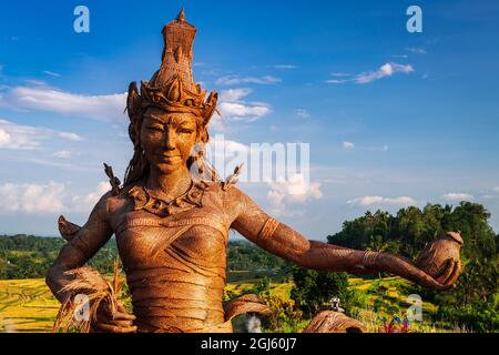 Statua del Dewi Sri (dea del riso) fatta di riso essiccato, terrazza di Jatiluwih (Patrimonio dell'Umanità dell'UNESCO), Bali, Indonesia Foto Stock