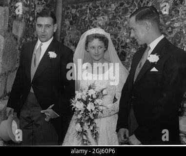 Inghilterra capitano di cricket Peter May (proprio come miglior uomo) con il suo collega Colin Cowdrey e la sua sposa Penny Chiesman al loro matrimonio St Nicholas Church Chislehurst Kent 15 settembre 1956 Foto Stock