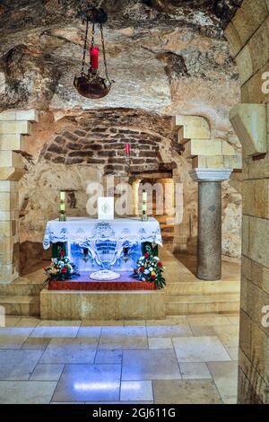 Israele, Nazaret. Basilica dell'Annunciazione, grotta dove visse Maria. Mostrando una colonna del 4 ° secolo Marking dove l'Angelo Gabriele apparve Foto Stock