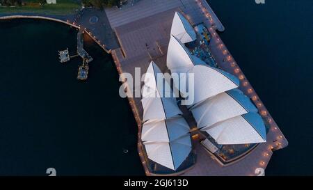 Sydney. 9 Settembre 2021. Foto aerea scattata il 9 settembre 2021 mostra la Sydney Opera House a Sydney, Australia. Lo stato australiano del nuovo Galles del Sud (NSW), l'epicentro dell'attuale epidemia del paese, ha rivelato giovedì una "roadmap per la libertà" fuori dal blocco prolungato che è stato imposto a gran parte dello stato in quanto ha combattuto per contenere un'epidemia crescente di COVID-19. Credit: HU Jingchen/Xinhua/Alamy Live News Foto Stock