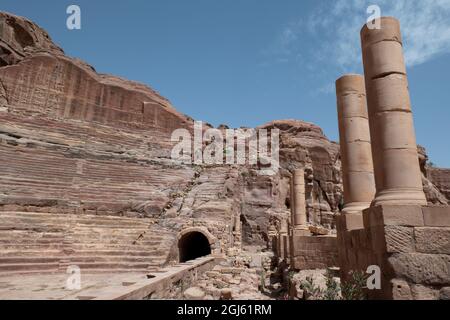 Giordania Petra (UNESCO) il teatro. 4.000 auditorium sede scavata nella montagna ai piedi dell'Alto palazzo di sacrificio. Foto Stock