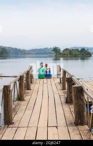 Laos, Sainyabuli. Elephant Conservation Centre, coppia sul molo Nam Tien Reservoir. (SIG.) Foto Stock