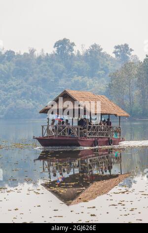 Laos, Sainyabuli. Navetta acquatica per l'Elephant Conservation Centre sul Nam Tien Reservoir. Foto Stock