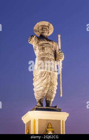 Laos, Vientiane. Mekong lungofiume, statua dell'ex re laotiano Chao Anouvong all'alba. Foto Stock