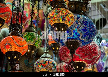 Oman, la città capitale di Muscat, souk Muttrah. Tipico colorato lampade di vetro sul display alla storica piazza del mercato o souk. Foto Stock