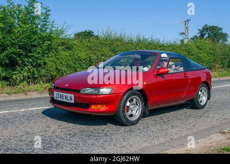1991 90s Red Toyota Wera 2dr 1498cc benzina coupé con lunotto avvolgente e vetri della porta dal design insolito, in rotta per Capesthorne Hall classica mostra di luglio, Cheshire, Regno Unito Foto Stock