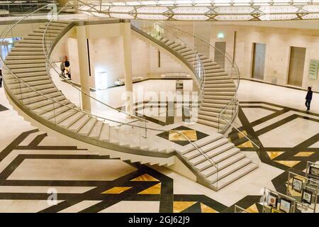 Stato del Qatar, Doha. Interno del Museo di Arte Islamica, costruito nel 2008. Scala a chiocciola principale. (Solo per uso editoriale) Foto Stock