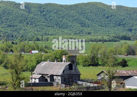 Blue Ridge Mountains con edifici agricoli in Virginia Foto Stock