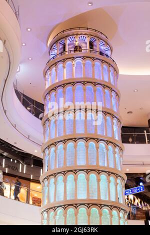Thailandia, Bangkok, Terminal 21 centro commerciale. Modello decorativo della Torre Pendente di Pisa. (Solo per uso editoriale) Foto Stock