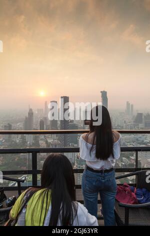 Thailandia, Bangkok. Lumphini, patroni del Moon Bar in cima al Banyan Tree Resort Hotel al crepuscolo. Foto Stock