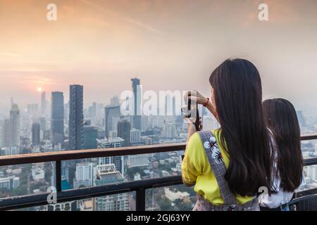 Thailandia, Bangkok. Lumphini, patroni del Moon Bar in cima al Banyan Tree Resort Hotel al crepuscolo. Foto Stock