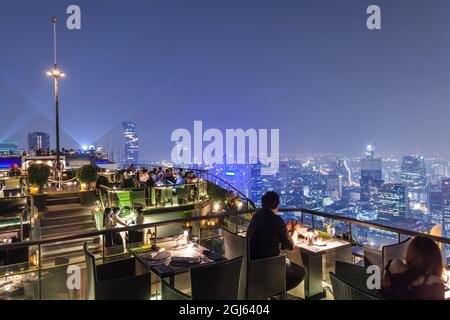 Thailandia, Bangkok. Lumphini, Moon Bar in cima al Banyan Tree Resort Hotel al crepuscolo. Foto Stock