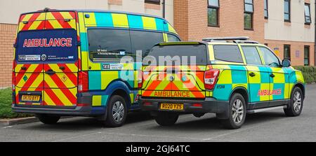 Vista posteriore e laterale due dimensioni di ambulanze private parcheggiate operate da IMT Medical Transport Healthcare business in partnership con NHS si fida Inghilterra UK Foto Stock