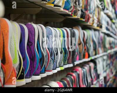 Asia, Vietnam, ho Chi Minh City. Sneaker colorate in vendita. Foto Stock