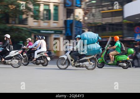 Traffico urbano trafficato, auto e moto in Hanoi, Vietnam. Foto Stock