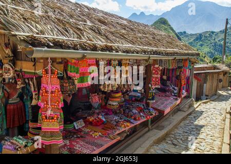 Negozi e negozi con souvenir presso il Cat Cat Cat Village nella valle di Sapa, Vietnam. Foto Stock