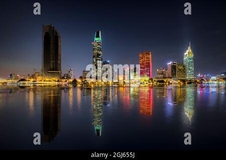 Porto di Saigon. Skyline del fiume di notte. Vietnam. Foto Stock