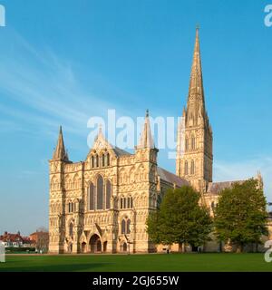 Storico punto di riferimento prima inglese gotico architettura chiesa torre e spire anglicano Salisbury cattedrale West front Wiltshire blu cielo giorno Inghilterra UK Foto Stock