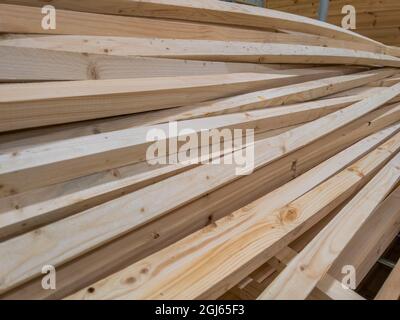 pila di bastoncini di legno lunghi a sezione quadrata, leggermente piegati Foto Stock